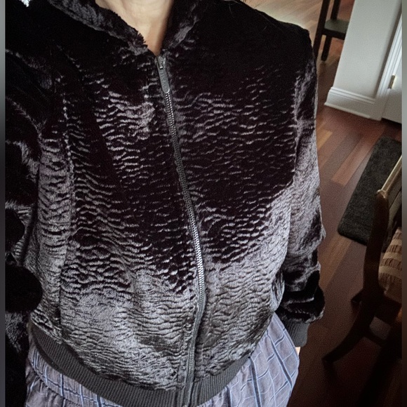 Rich black faux fur super soft high end fur. - Picture 5 of 6